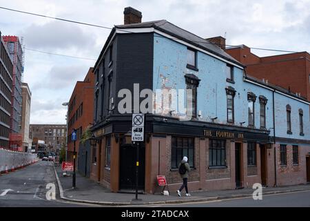 Homme devant le pub Fountain Inn à Digbeth le 9 novembre 2023 à Birmingham, Royaume-Uni. Digbeth est une région du centre de Birmingham, en Angleterre. Après la destruction de la route périphérique intérieure, Digbeth est maintenant considéré comme un quartier du centre-ville de Birmingham. Dans le cadre du Plan de la Grande ville, Digbeth est en train de faire l’objet d’un vaste projet de réaménagement qui régénérera les anciens bâtiments industriels en appartements, locaux commerciaux, bureaux et installations artistiques. Il y a cependant encore beaucoup d'activité industrielle dans le sud de la région. Banque D'Images