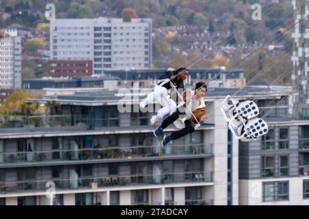 Les amateurs de sensations fortes aiment voler au-dessus du centre-ville lors de la promenade City Star Flyer Fairground organisée pour la période festive sur Centenary Square le 9 novembre 2023 à Birmingham, au Royaume-Uni. Banque D'Images