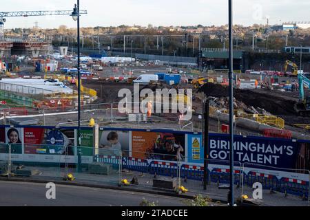 Les supports de chantier pour les voies surélevées entrantes commencent à prendre forme près de la station HS2 à Curzon Street le 29 novembre 2023 à Birmingham, au Royaume-Uni. Le plan directeur de Curzon Street couvre une zone de régénération de 141 hectares, axée sur la station HS2 Curzon Street dans le centre-ville de Birmingham, combinée à environ 700 millions d'investissements dans les environs, y compris de nouvelles maisons et des développements commerciaux. High Speed 2 est un chemin de fer à grande vitesse en partie prévu au Royaume-Uni avec sa première phase dans les premiers stades de construction, la deuxième phase est encore Banque D'Images