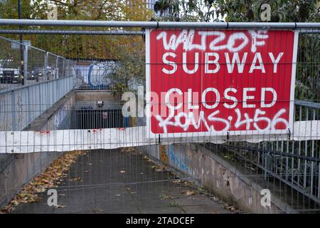 Métro fermé le 9 novembre 2023 sur l'A38 Bristol Street à Birmingham, Royaume-Uni. Il y a plusieurs vieux métros et passages souterrains qui semblent d'une époque différente sous les routes principales qui traversent le centre-ville, dont certains ont été fermés et clôturés. Banque D'Images