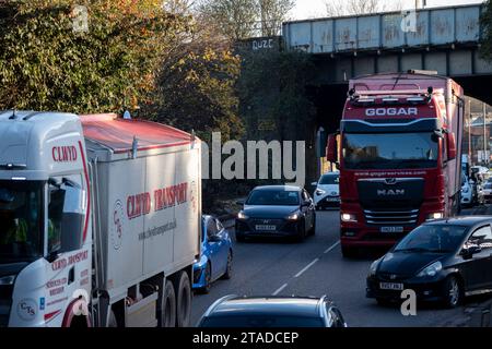 Trafic le long de Lawley Middleway, l'une des routes principales très fréquentées près du centre-ville, et l'une des routes principales à deux voies Queensway juste à l'extérieur de la zone centrale Clean Air, d'où le trafic lourd le 29 novembre 2023 à Birmingham, Royaume-Uni. La zone Air pur couvre la ville à l'intérieur du périphérique intérieur, mais n'inclut pas le Middleway lui-même. Une zone Air pur alias CAZ, est une zone dans certaines villes britanniques où des mesures ciblées sont prises pour améliorer la qualité de l'air. Banque D'Images