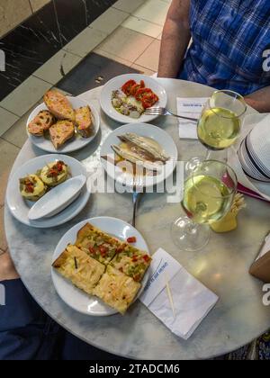 Tapas servis au bar du restaurant El Xampanyet, Barcelone, Espagne Banque D'Images