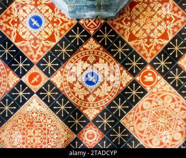 Détail de carreaux de céramique géométrique sur le sol de l'église St Nicholas, moreton, dorchester gros plan Banque D'Images