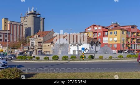 Krusevac, Serbie - 12 octobre 2023 : Fontaine d'eau Dandelion au milieu du rond-point car Lazar. Banque D'Images