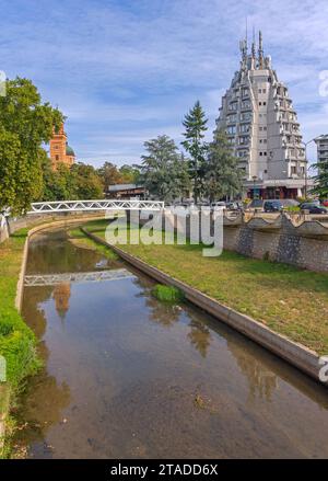 Paracin, Serbie - 06 octobre 2023 : Rivière Crnica et ancien bâtiment en béton Hôtel Petrus en ville. Banque D'Images