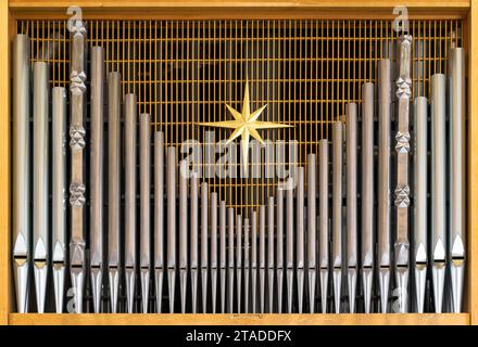 Gros plan de l'orgue à tuyaux à l'arrière de l'église luthérienne Saint-Pierre moderne à Columbus, Indiana Banque D'Images