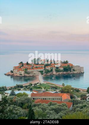 Île de Sveti Stefan à Budva dans un beau matin d'été, Monténégro Banque D'Images