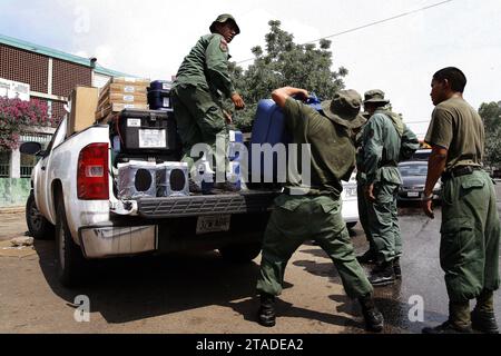 Les membres du Plan República abaisser le matériel électoral CNE et les machines, à leur arrivée à l'école secondaire Eduardo Mathias Lossada, aujourd'hui, mercredi 29 novembre, dans la municipalité de San Francisco, Venezuela. Plus de 350 000 militaires et policiers du Plan République sont mobilisés sur tout le territoire national, à partir d’aujourd’hui, mercredi, avec la saisie des écoles et lycées qui fonctionneront comme centres de vote, pour le référendum consultatif d’Essequibo. Plus de 84 mille personnes sont assignées comme membres des bureaux de vote, pour garantir le bon développement Banque D'Images