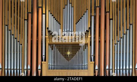 Gros plan de l'orgue à tuyaux à l'arrière de l'église luthérienne Saint-Pierre moderne à Columbus, Indiana Banque D'Images