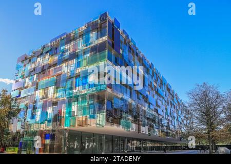 Bâle, Suisse - octobre 25 2022 : façade d'un immeuble de bureaux de la société Novartis Pharma avec des vitres colorées. Novartis est un SW bien connu Banque D'Images