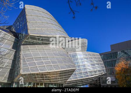 Bâle, Suisse - octobre 25 2022 : le bâtiment Gehry de Novartis Pharma AG. Il a été conçu par Frank O. Gehry- une structure futuriste en verre et acier Banque D'Images