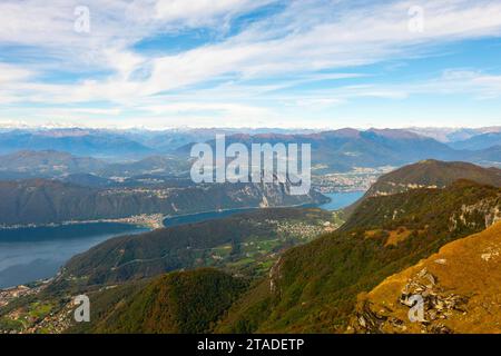 Vue aérienne sur le magnifique paysage montagneux avec la montagne enneigée et le lac de Lugano et la ville de Lugano dans une journée ensoleillée de Monte Generoso, Tessin Banque D'Images