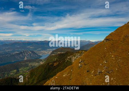 Vue aérienne sur le magnifique paysage montagneux avec la montagne enneigée et le lac de Lugano et la ville de Lugano dans une journée ensoleillée de Monte Generoso, Tessin Banque D'Images