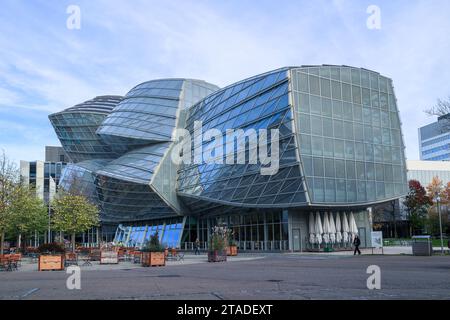 Bâle, Suisse - octobre 25 2022 : le bâtiment Gehry de Novartis Pharma AG. Il a été conçu par Frank O. Gehry- une structure futuriste en verre et acier Banque D'Images