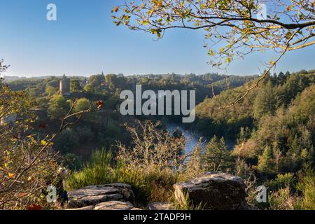 Une vue matinale des ruines médiévales du fort de Crozant en Creuse, France. Une vue sur la vallée et la confluence de la Sedelle avec des rochers Banque D'Images