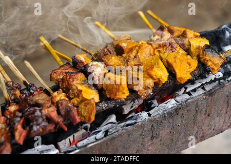 Sate Komoh ou appelé Komoh satay est de la viande grillée en brochettes qui est tranchée en gros morceaux Banque D'Images