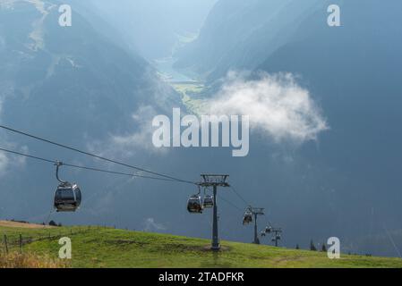 Téléphérique Finkenberger Almbahnen, Mont Penken, Penkenjoch (2.095m) , Finkenberg, Alpes du Zillertal, Stilup Valley, et réservoir Tyrol, Autriche Banque D'Images