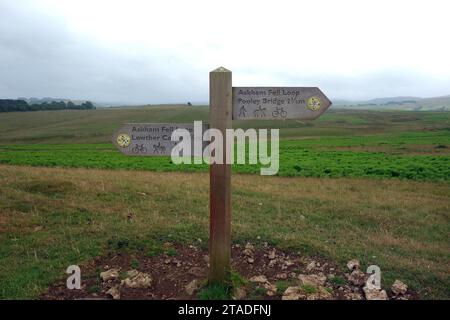 Panneau en bois pour l'Askham Fell Loop près de la banlieue de Wainwright 'Heughscar Hill' dans le parc national du Lake District, Cumbria, Angleterre, Royaume-Uni. Banque D'Images