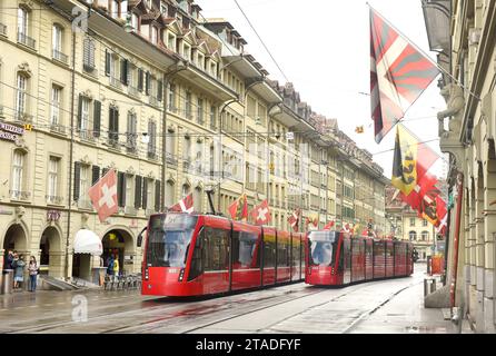 Berne, Suisse - 04 juin 2017 : Tram dans le vieux centre-ville de Berne. Banque D'Images