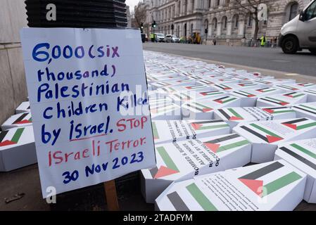 Londres, Royaume-Uni. 30 novembre 2023. Les partisans palestiniens de l’ONG britannique Friends of Al-Aqsa ont déposé des centaines de petits cercueils symboliques en face de Downing Street, représentant les milliers d’enfants tués par Israël depuis qu’il a lancé sa guerre contre Gaza à la suite des attaques des militants du Hamas. Le groupe a appelé à un cessez-le-feu permanent et à la fin du siège et de l ' occupation de Gaza et de la Cisjordanie. Crédit : Ron Fassbender/Alamy Live News Banque D'Images