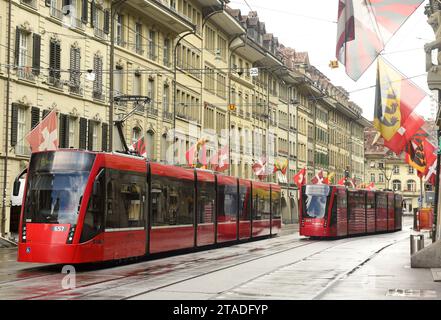 Berne, Suisse - 04 juin 2017 : Tram dans le vieux centre-ville de Berne. Banque D'Images