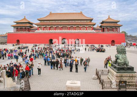 Les touristes se rassemblent devant la porte de l'harmonie suprême dans la Cité interdite à Pékin, en Chine Banque D'Images