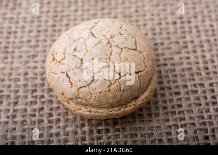 Amande turc cookie dans la main sur une toile de lin Banque D'Images