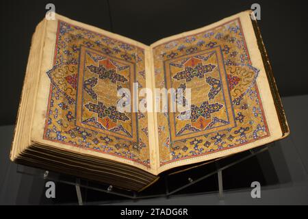 Ancien Coran Saint, livre religieux islamique Banque D'Images