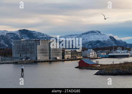 entrée du port où Hornstind RO-RO/Passenger Ship est amarré à Bronnoysund, Norvège, Scandinavie, Europe en octobre Banque D'Images