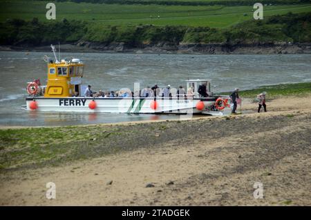 Touristes / vacanciers sur le Black Tor Ferry traversant la rivière Camel à Rock de Padstow sur le South West Coastal Path en Cornouailles, Angleterre, Royaume-Uni. Banque D'Images