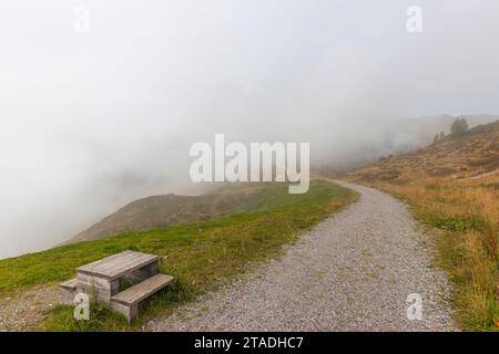 Nuages venant de la vallée de Zillertal, Penkenjoch (2095m), Finkenberg, communauté Zillertal Alpes, Tyrol, Autriche Banque D'Images