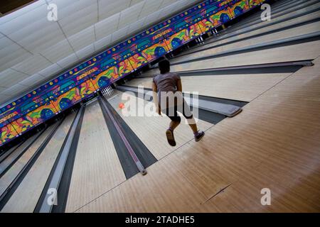 Avoir un peu de divertissement dans Bowling star, Hanoi. Le bowling à dix quilles (plus communément juste «bowling» aux États-Unis) est un sport de compétition dans le whic Banque D'Images