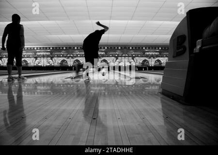 Avoir un peu de divertissement dans Bowling star, Hanoi. Le bowling à dix quilles (plus communément juste «bowling» aux États-Unis) est un sport de compétition dans le whic Banque D'Images