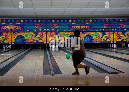 Avoir un peu de divertissement dans Bowling star, Hanoi. Le bowling à dix quilles (plus communément juste «bowling» aux États-Unis) est un sport de compétition dans le whic Banque D'Images