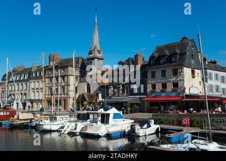 Bassin portuaire avec bateaux, maisons historiques sur le quai Saint-Etienne avec le Musée naval, Honfleur, Calvados, Côte fleurie, Basse Normandie Banque D'Images