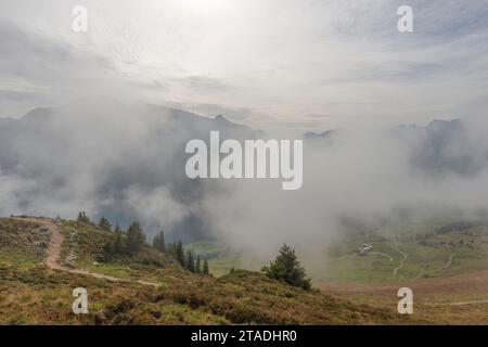 Nuages venant de la vallée de Zillertal, Penkenjoch (2095m), Finkenberg, communauté Zillertal Alpes, Tyrol, Autriche Banque D'Images