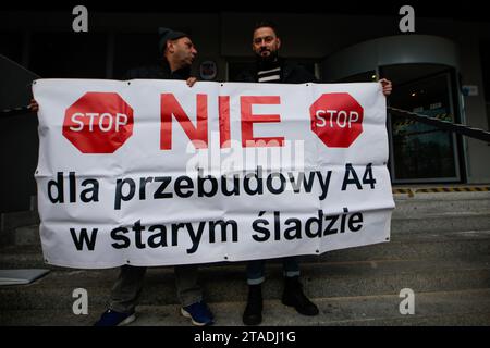 Wroclaw, Wroclaw, Pologne. 30 novembre 2023. À Wroclaw, une manifestation contre la reconstruction de l'A4 dans l'ancienne voie a été organisée au bureau du maréchal. Cependant, ils acceptent de rester dans le ''nouveau sentier''. Le bureau du maréchal ne veut pas accepter cela. (Image de crédit : © Krzysztof Zatycki/ZUMA Press Wire) USAGE ÉDITORIAL SEULEMENT! Non destiné à UN USAGE commercial ! Banque D'Images