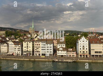 Zurich, Suisse - 03 juin 2017 : paysage urbain de Zurich depuis Lindenhof. Banque D'Images