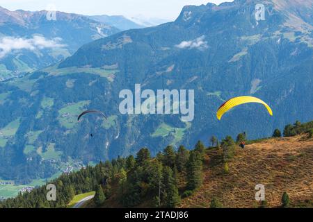 Vols en parapente au départ du Mont Penken (2095m), Tandem-parapente Mayrhofen, Alpes de Zillertal, Tyrol, Autriche Banque D'Images