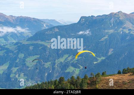 Vols en parapente au départ du Mont Penken (2095m), Tandem-parapente Mayrhofen, Alpes de Zillertal, Tyrol, Autriche Banque D'Images