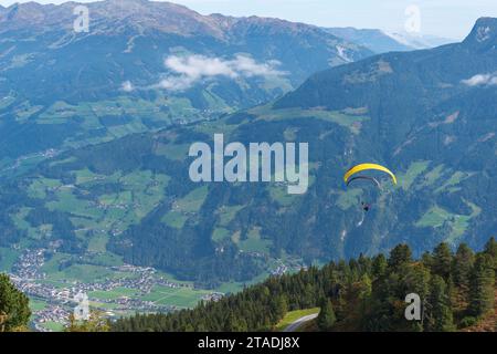 Vols en parapente au départ du Mont Penken (2095m), Tandem-parapente Mayrhofen, Alpes de Zillertal, Tyrol, Autriche Banque D'Images