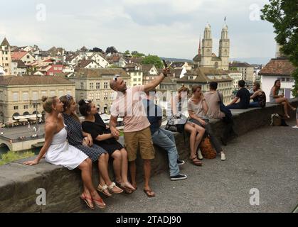 Zurich, Suisse - 03 juin 2017 : les gens font des selfies avec Zurich Cityscape. Banque D'Images