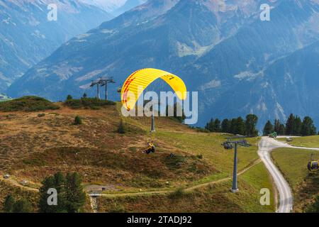 Vols en parapente au départ du Mont Penken (2095m), Tandem-parapente Mayrhofen, Alpes de Zillertal, Tyrol, Autriche Banque D'Images