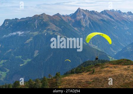 Vols en parapente au départ du Mont Penken (2095m), Tandem-parapente Mayrhofen, Alpes de Zillertal, Tyrol, Autriche Banque D'Images