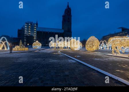 Sculptures de chevaux illuminées, lumières de Noël, cathédrale de Magdebourg derrière, Magdebourg, Saxe-Anhalt, Allemagne Banque D'Images