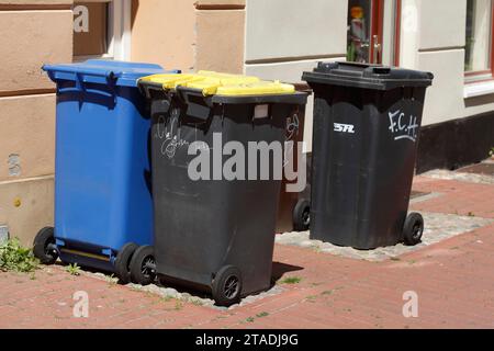 Coloré divers bacs de recyclage et poubelles, debout dans la rue, Allemagne Banque D'Images