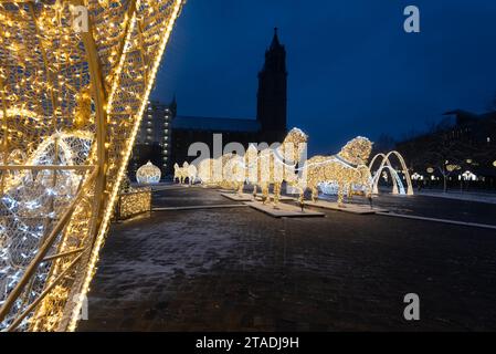 Sculptures de chevaux illuminées, lumières de Noël, cathédrale de Magdebourg derrière, Magdebourg, Saxe-Anhalt, Allemagne Banque D'Images