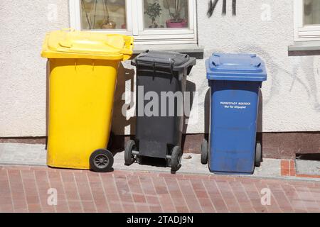 Coloré divers bacs de recyclage et poubelles, debout dans la rue, Allemagne Banque D'Images