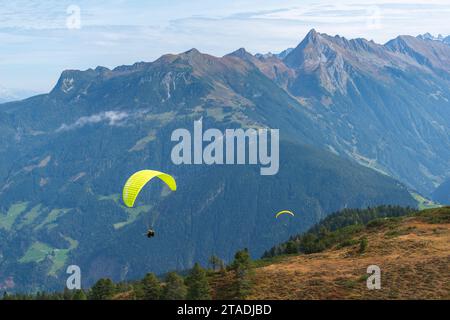 Vols en parapente au départ du Mont Penken (2095m), Tandem-parapente Mayrhofen, Alpes de Zillertal, Tyrol, Autriche Banque D'Images