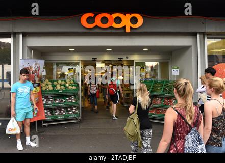 Zurich, Suisse - 03 juin 2017 : entrée au supermarché COOP à Zurich. Banque D'Images